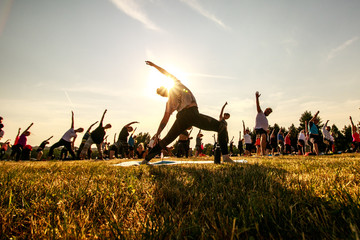 Fototapete Yogaschule Massive Yogapraxis in der Natur  © Rokas