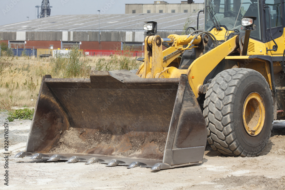 Bagger mit Baggerschaufel auf einer Baustelle