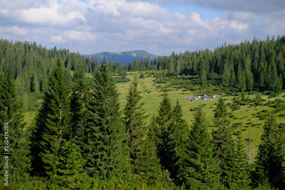Ukraina, Karpaty Wschodnie - góry Gorgany Środkowe, namioty na Przełęczy Ruszczyna
