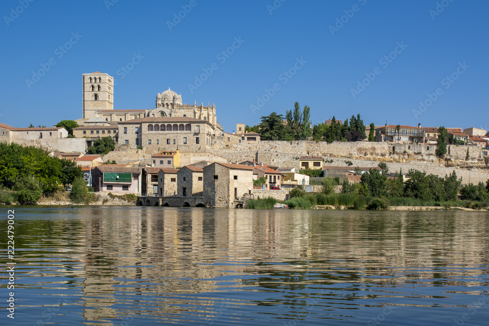 Vista del río Duero  a su paso por Zamora con  la catedral al fondo