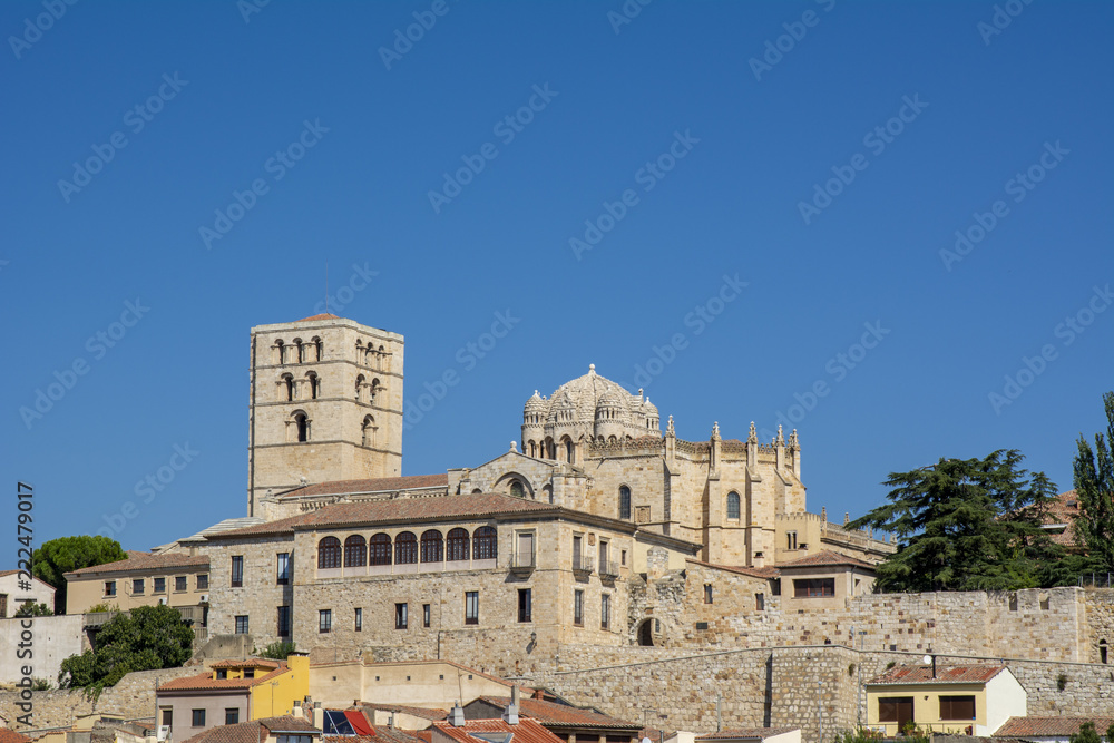 Torre y cúpula de la catedral de Zamora, España 