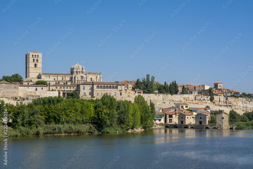 Vista del río Duero  a su paso por Zamora con  la catedral al fondo