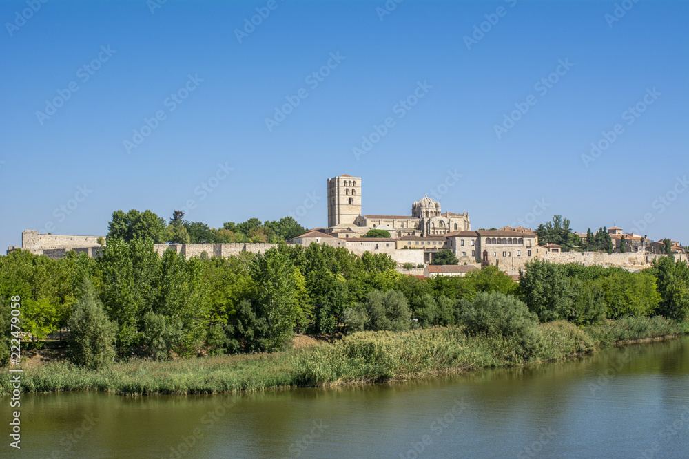 Vista del río Duero a su paso por Zamora con la  la catedral y el castillo al fondo