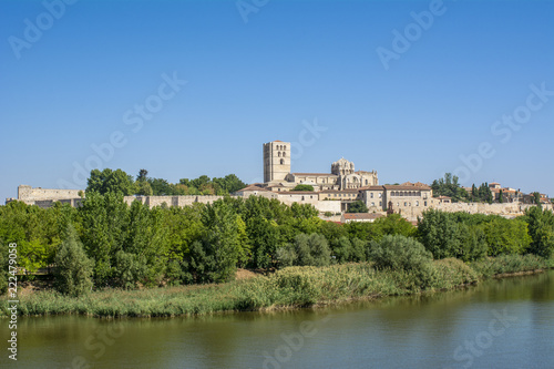 Vista del río Duero a su paso por Zamora con la la catedral y el castillo al fondo