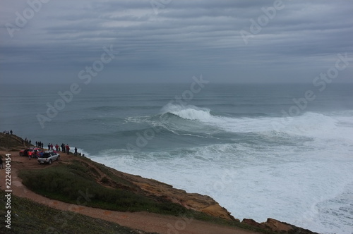 Surf Su onde giganti a Nazaré - Portogallo photo