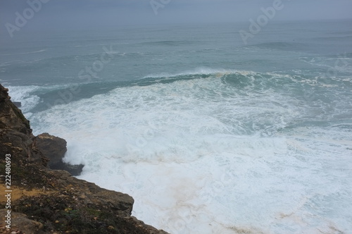 Surf Su onde giganti a Nazaré - Portogallo photo