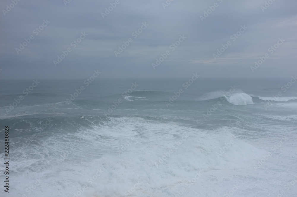 Surf Su onde giganti a Nazaré - Portogallo