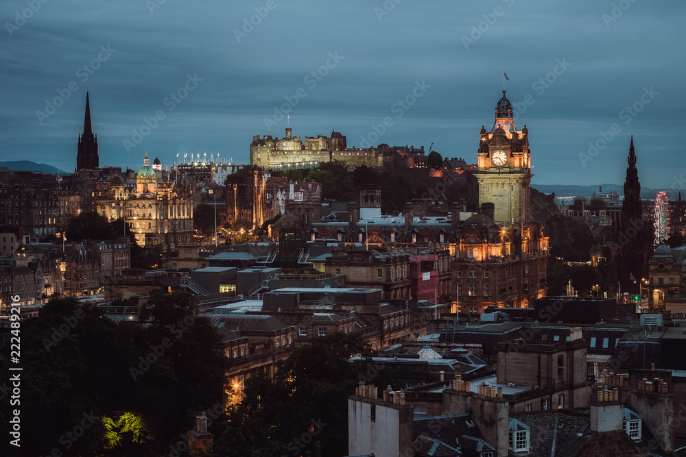Fototapeta premium Night view of Edinburgh Castle and city