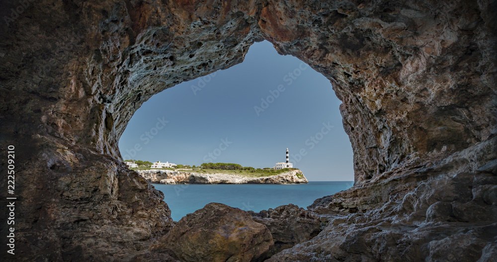 Leuchtturm auf Mallorca durch Felsöffnung fotografiert
