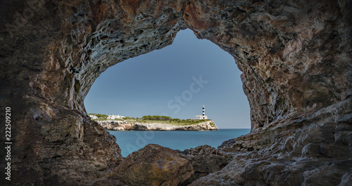 Leuchtturm auf Mallorca durch Felsöffnung fotografiert