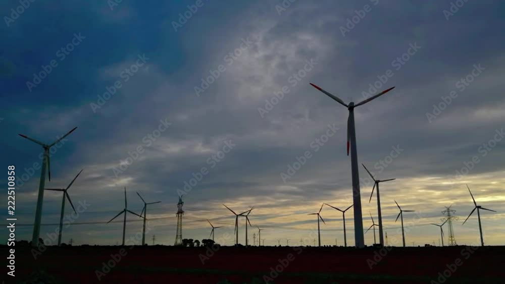 Windräder im Windpark erneuerbare Energien bei bedecktem Himmel, 1080p full HD Video Footage Windräder im Windpark erneuerbare Energien bei bedecktem Himmel, 1080p full HD Video Footage