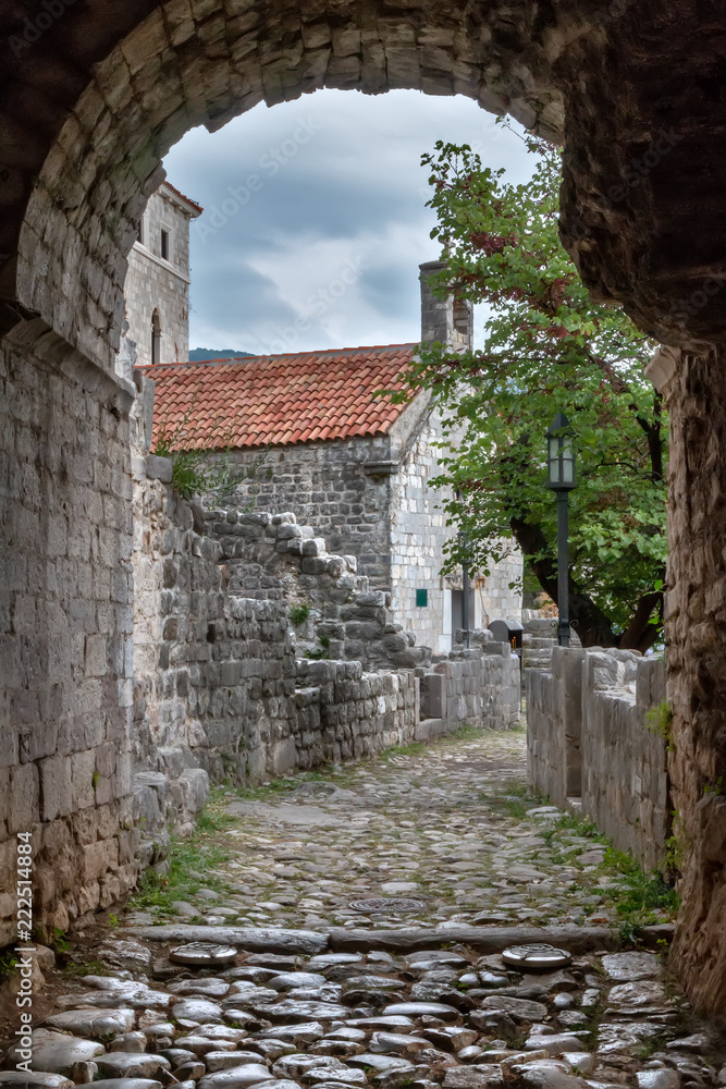 Obraz premium The old church. View through the arch