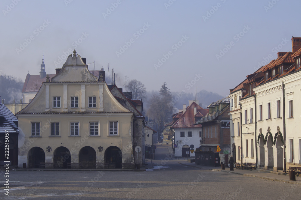 Kazimierz Dolny cisza i spokój,  zimowy poranek na pustym rynku w Kazimierzu Dolnym