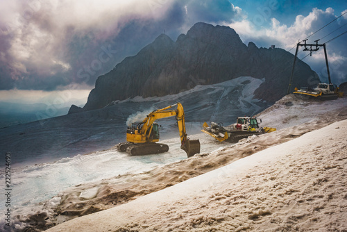 Bagger und Pflug auf dem Dachstein photo