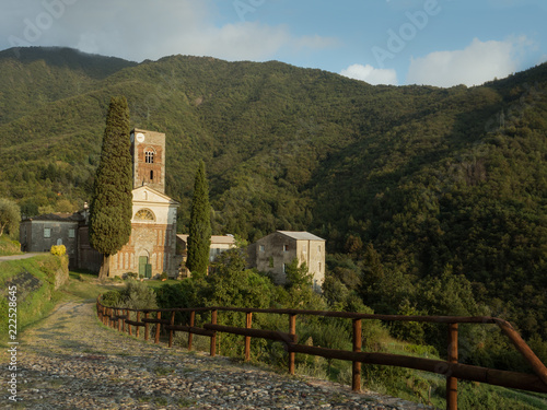 

Nome file:
Abbazia di Sant'Andrea di Borzone Liguria, Diocesi Chiavari - Genova con risseu - rissêu - acciottolato photo