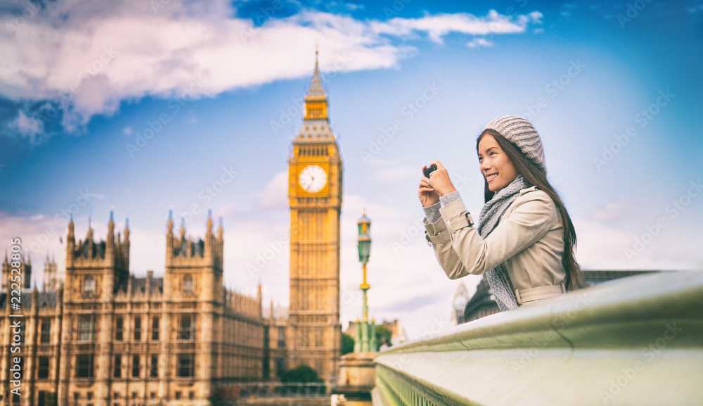 Fototapeta premium Londyńska Europe podróży kobieta bierze obrazki z telefonem. Fotografia mobilna. Turystyczna mienie smartphone kamera robi fotografiom przy Big Ben, Westminster mostem, Londyn, Anglia. Brytyjczycy.