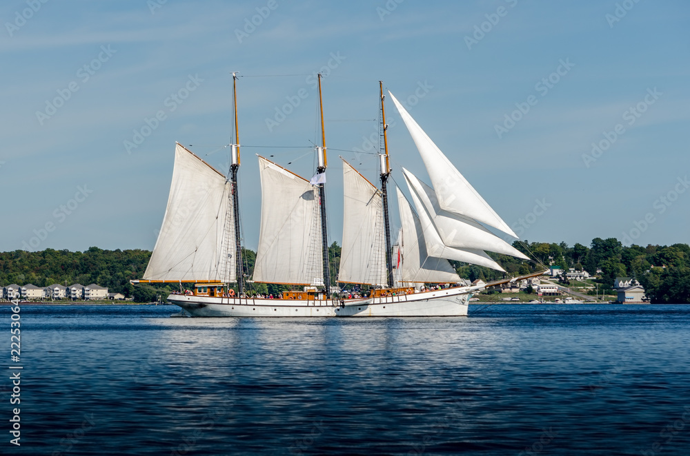 Obraz premium Tall Ship in full sail along the St. Lawrence River
