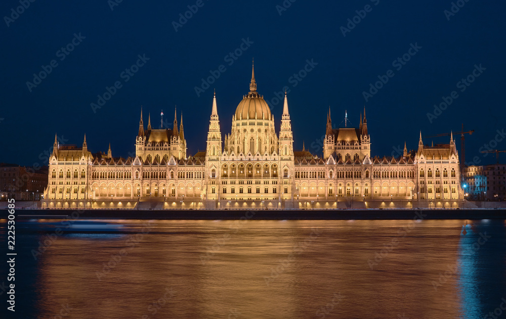 parliament of hungary in budapest at night