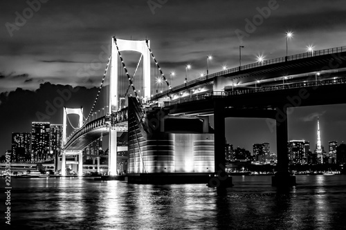 Fototapeta samoprzylepna Tokio i oświetlony most w nocy, fotografia czarno-biała