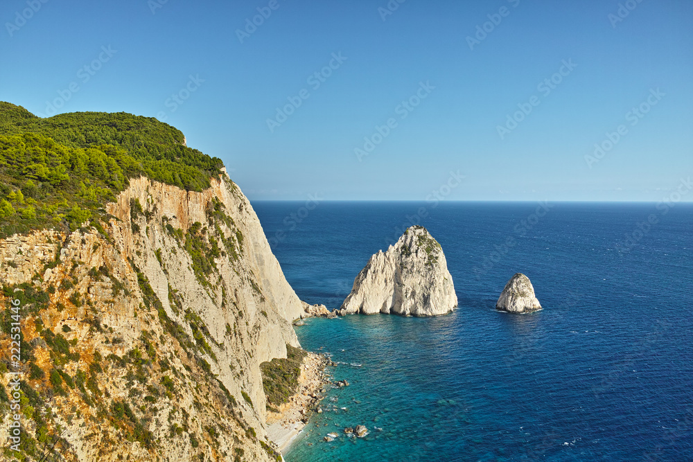 Fototapeta premium die berühmten Felsen von Myzithres im warmen Licht der untergehenden Sonne, Zakynthos, Griechenland