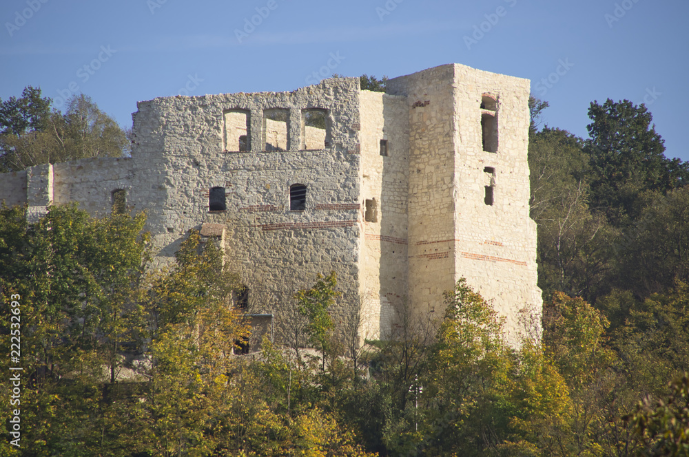 zamek średniowieczny w Kazimierzu Dolnym w jesiennej szacie