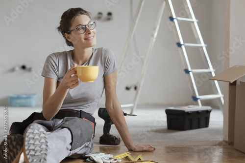 Quadro su tela Woman doing a home renovation and having a coffee break