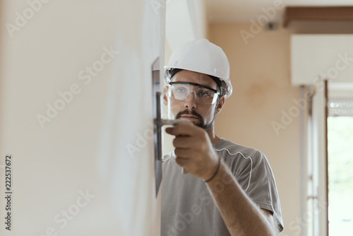 Photos Professional craftsman applying plaster with a trowel