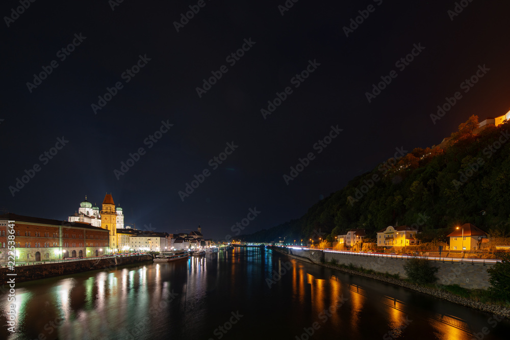 Passau bei nacht mit Blick auf die Donau