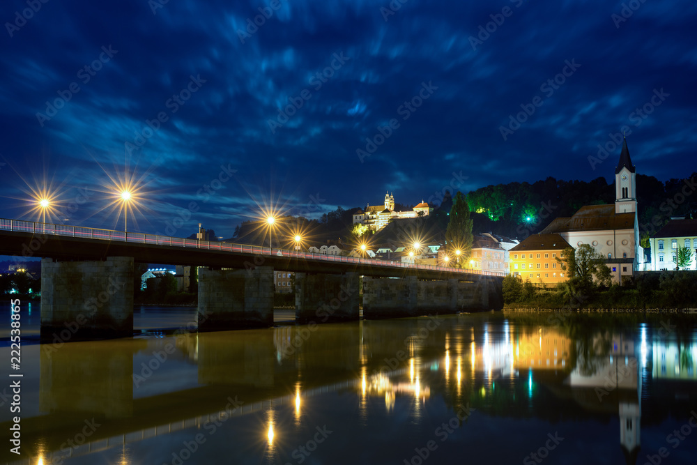 Mariahilfberg bei Nacht in Passau mit der Innbrücke