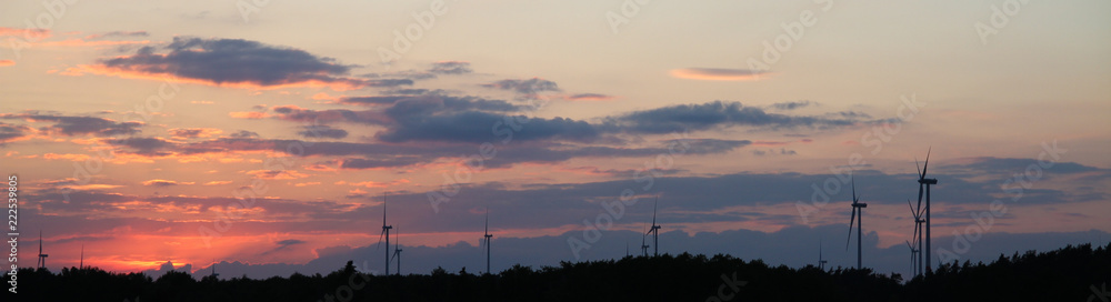Sonnenuntergang hinter einem Windpark
