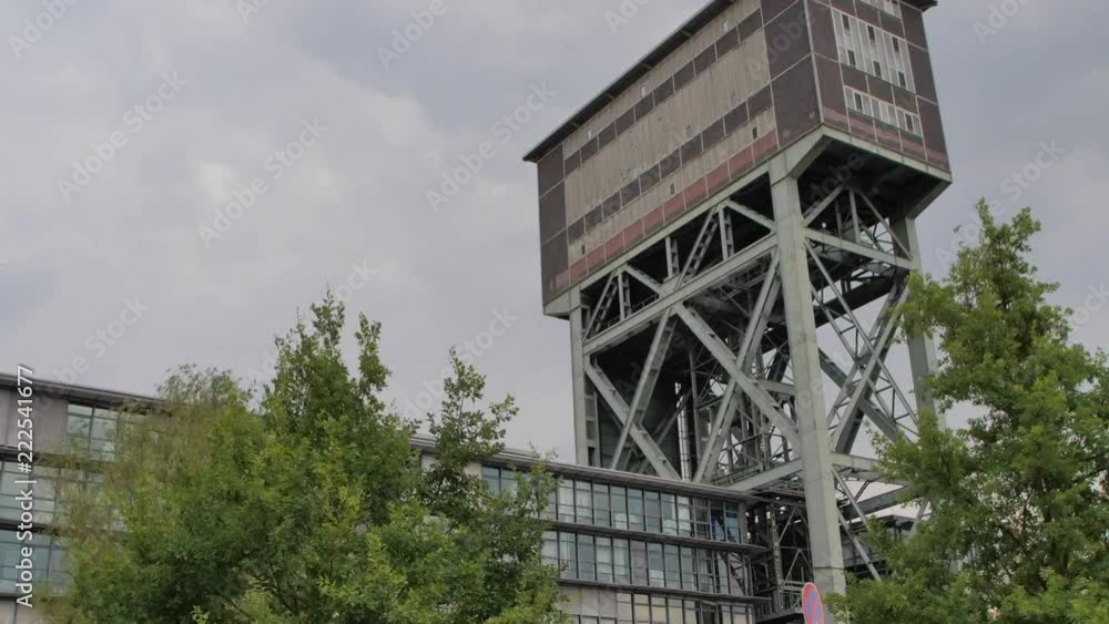 Förderturm mit Wolken im Zeitraffer Förderturm mit Wolken im Zeitraffer