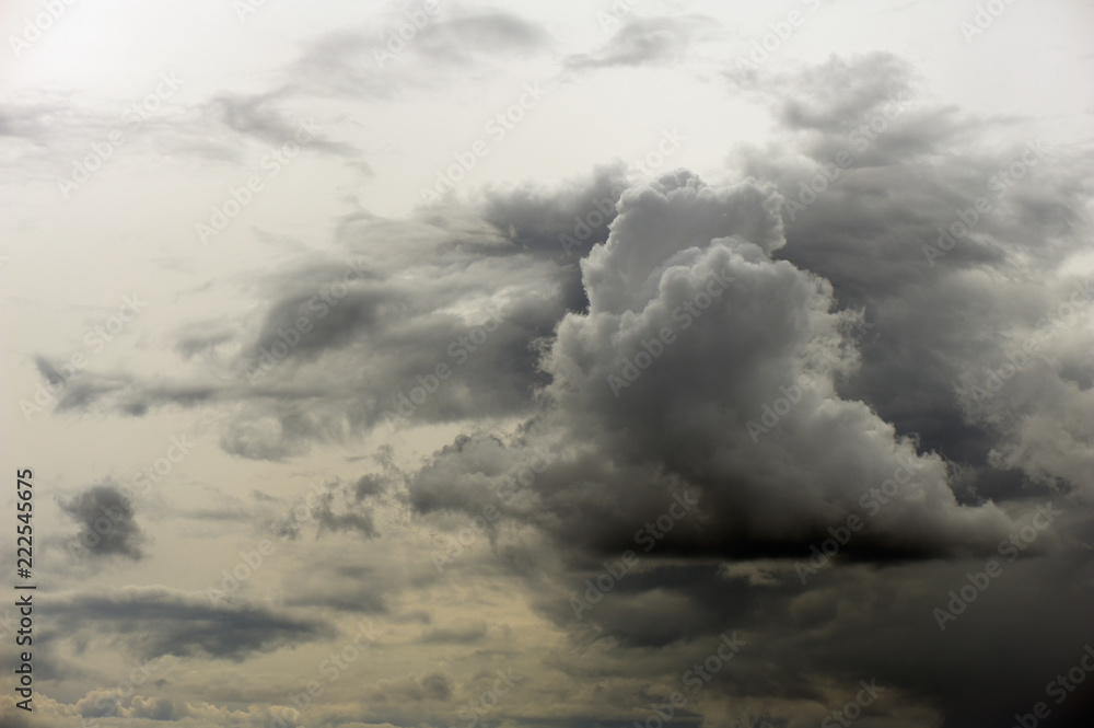 Obraz premium Approaching storm with dark clouds in the dramatic sky.