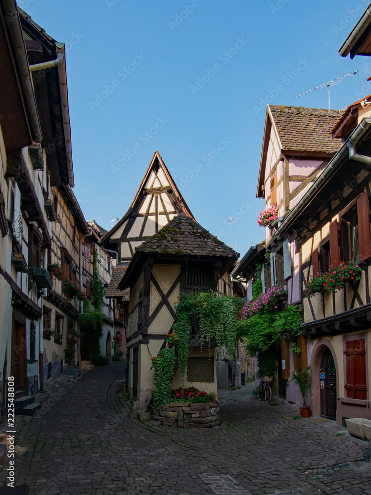 In der Altstadt von Eguisheim, Grand Est, Frankreich 