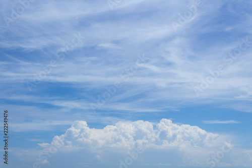 Fototapeta Naklejka Na Ścianę i Meble -  Cielo azul con nubes