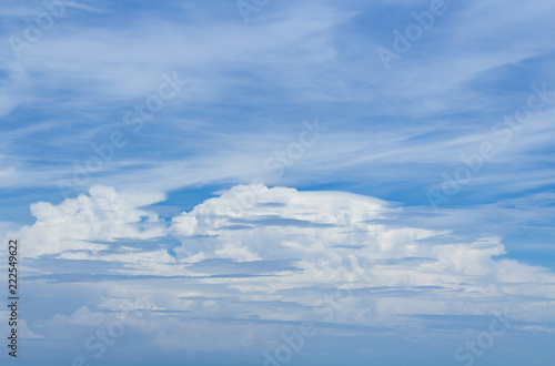 Fototapeta Naklejka Na Ścianę i Meble -  Cielo azul con nubes