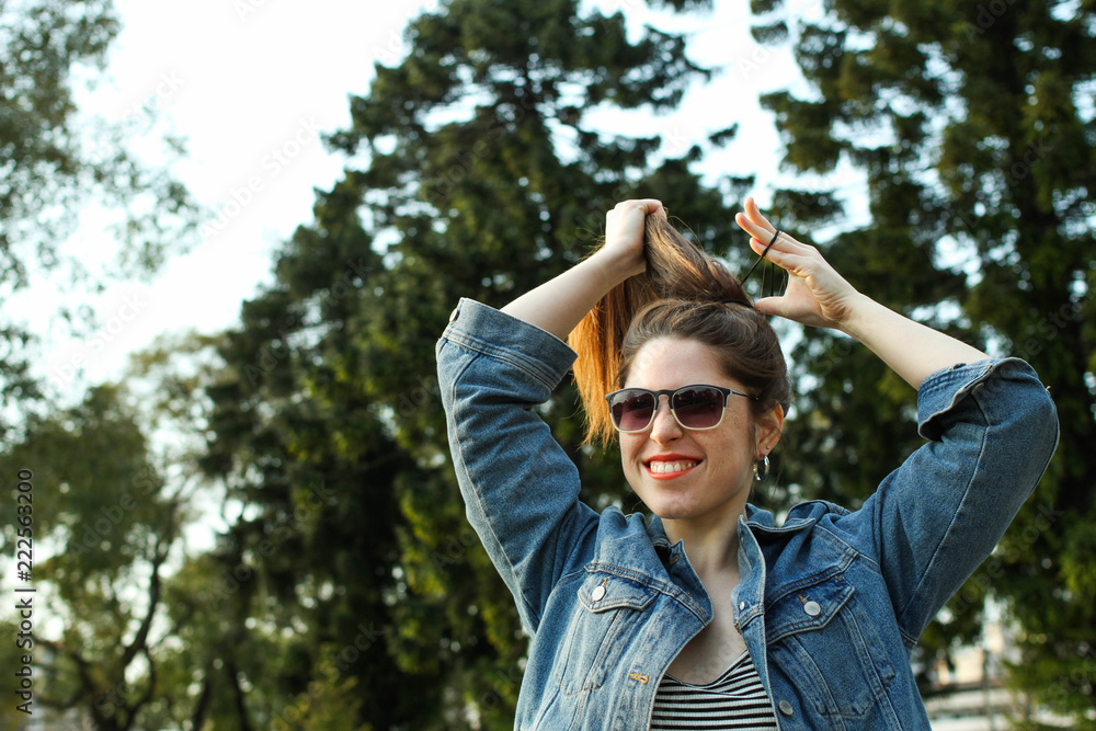 Mujer joven sonriente en el parque Mujer joven sonriente en el parque