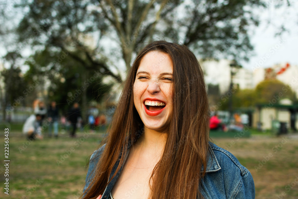 Mujer joven sonriente en el parque