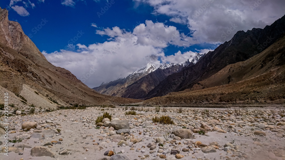 Fototapeta premium Landscape of K2 trekking trail in Karakoram range, Trekking along in the Karakorum Mountains in Northern Pakistan