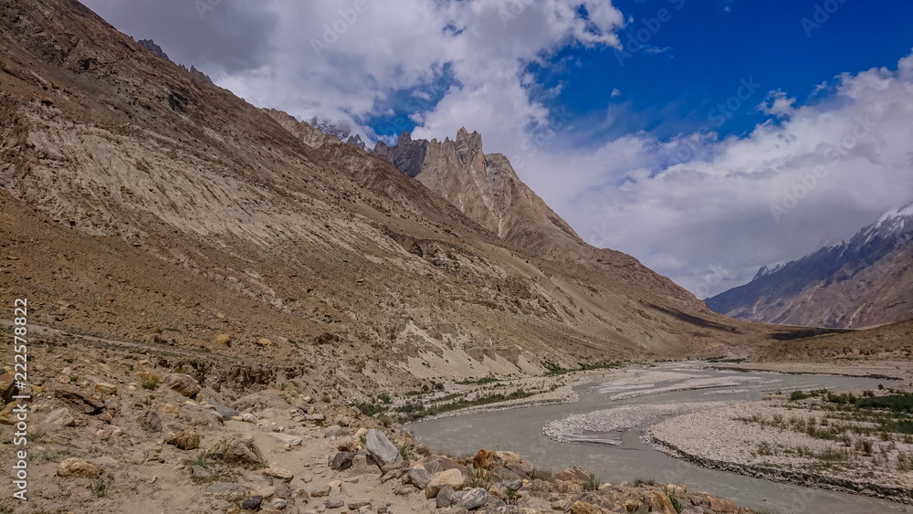Obraz premium Landscape of K2 trekking trail in Karakoram range, Trekking along the Braldu River in the Karakorum Mountains in Northern Pakistan