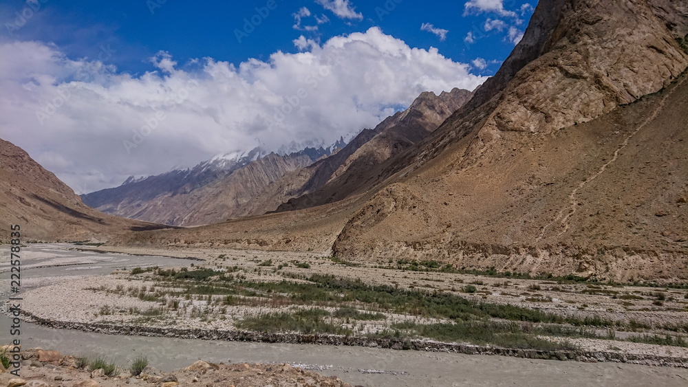 Obraz premium Landscape of K2 trekking trail in Karakoram range, Trekking along the Braldu River in the Karakorum Mountains in Northern Pakistan