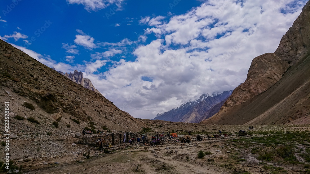 Obraz premium Landscape of K2 trekking trail in Karakoram range, Trekking along the Braldu River in the Karakorum Mountains in Northern Pakistan