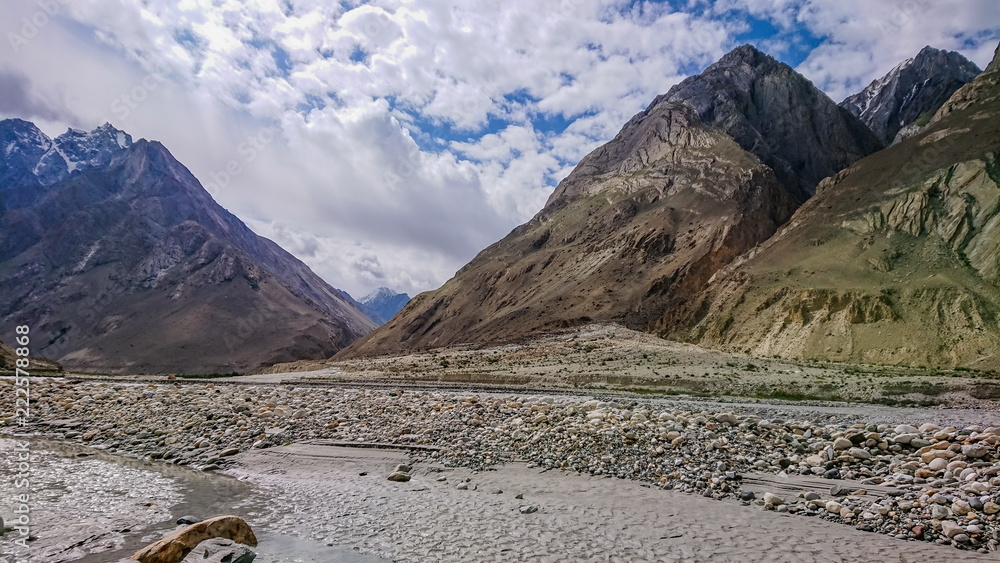 Obraz premium Landscape of K2 trekking trail in Karakoram range, Trekking along the Braldu River in the Karakorum Mountains in Northern Pakistan