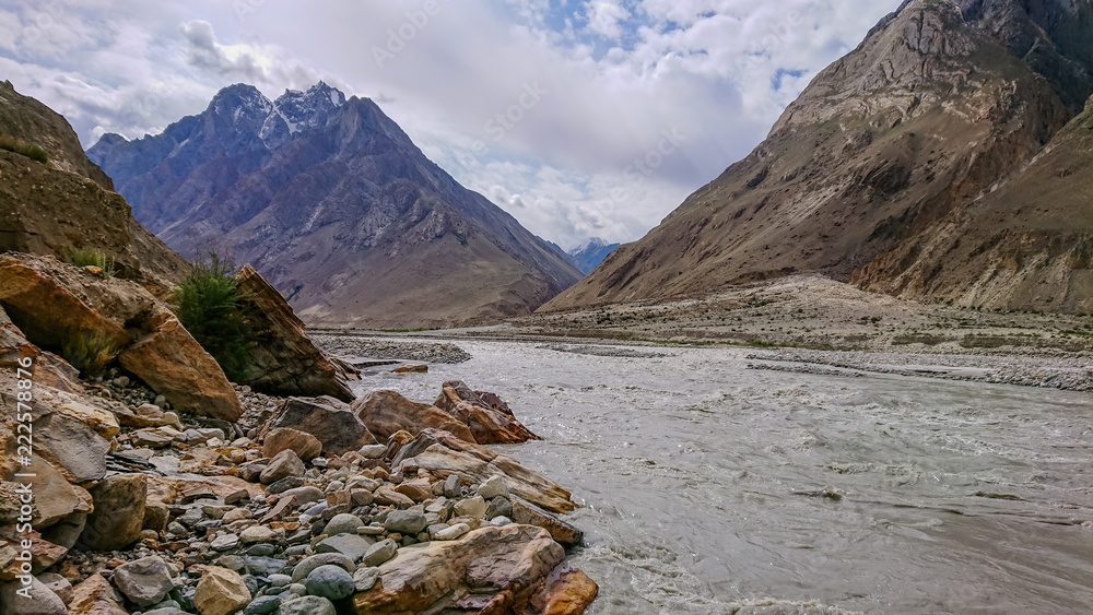 Obraz premium Landscape of K2 trekking trail in Karakoram range, Trekking along the Braldu River in the Karakorum Mountains in Northern Pakistan