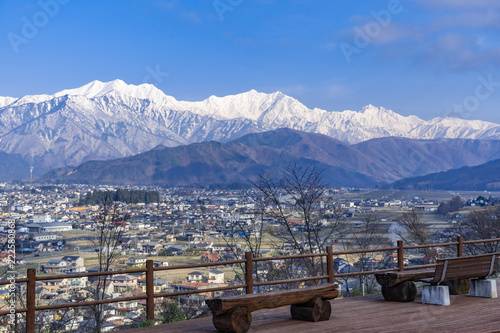 大町市街と北アルプス　大町市山岳博物館