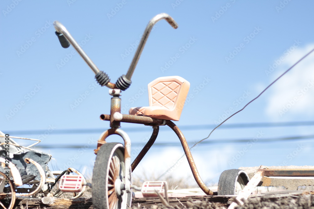triciclo viejo oxido Stock Photo | Adobe Stock