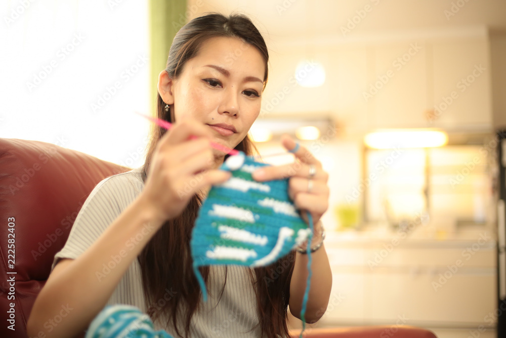 編み物をする女性 編み物をする女性
