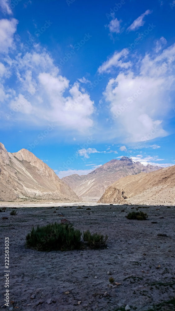 Fototapeta premium Landscape of K2 trekking trail in Karakoram range, Trekking along the Braldu River in the Karakorum Mountains in Northern Pakistan