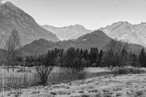 Landschaft in den bayerischen Alpen, schwarzweiß Foto, Bayern, Deutschland, Europa
