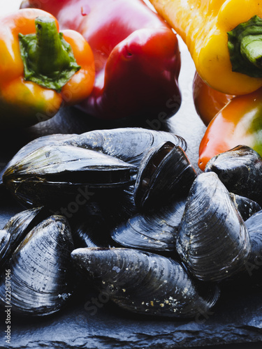 Fresche cozze pescate con peperoni photo