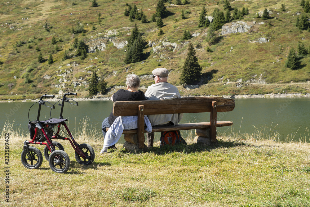 Gehbehinderte mit Rollator am Bettmersee, Bettmeralp, Wallis, Schweiz Gehbehinderte mit Rollator am Bettmersee, Bettmeralp, Wallis, Schweiz